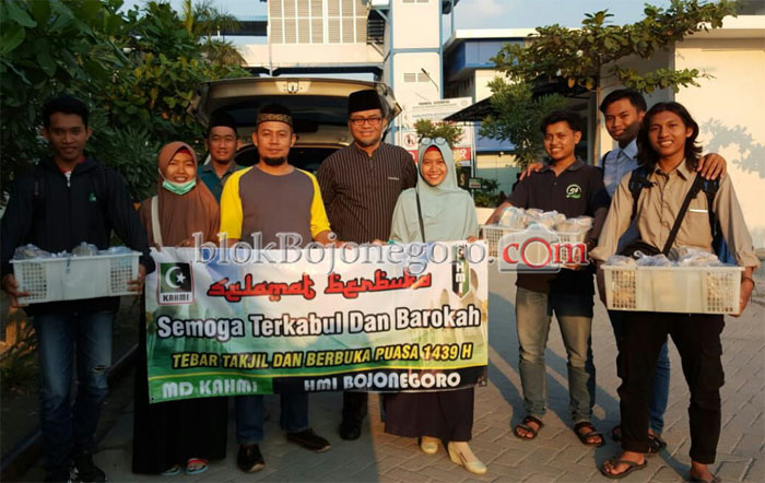 KAHMI HMI Bojonegoro Tebar Takjil