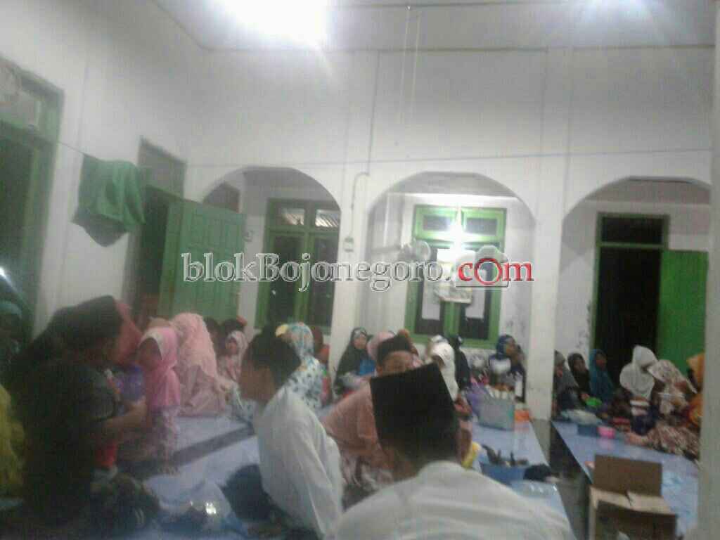 Nikmatnya Santap Ketupat Bersama di Malam Nisfu Sa'ban