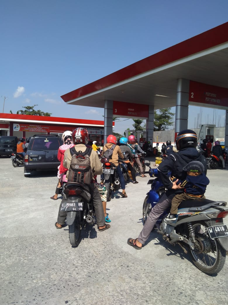 Volume Kendaraan Meningkat, Antrean SPBU Pun Mengular