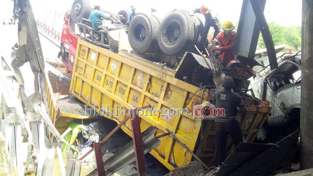 Tim Evakuasi Mulai Potong Bagian Truk