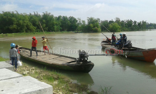 Jembatan Darurat Rusak, Warga Pilanggede Gunakan Perahu