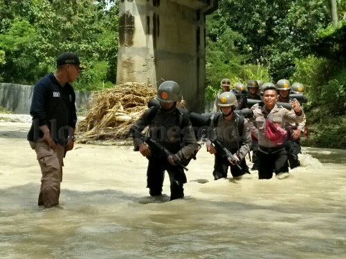 25 Bintara Baru Diajak Hiking Anggota Sabhara