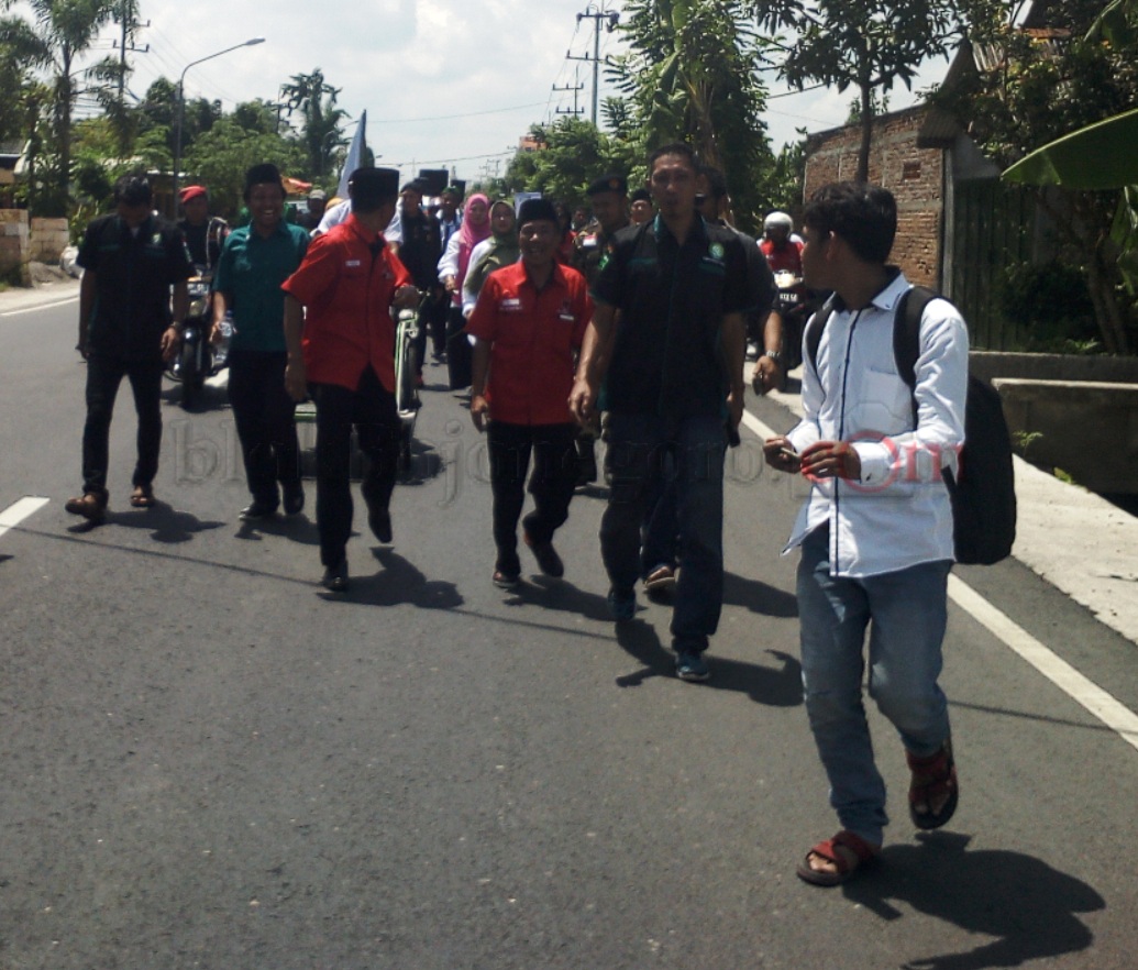 Ana-Wawan Jalan Kaki Menuju KPU