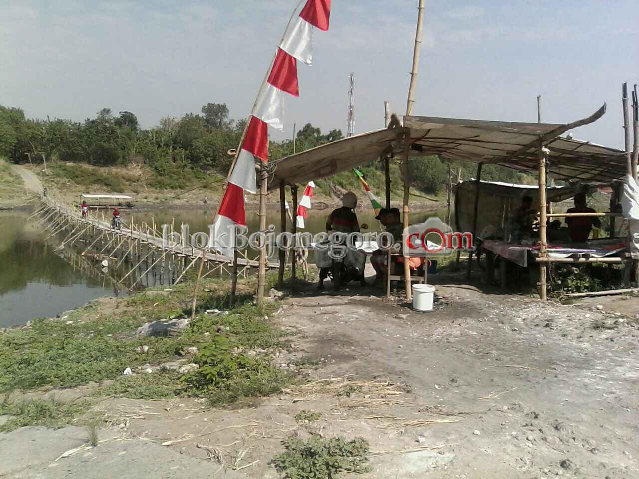Pembongkaran Jembatan Bambu Tunggu Perahu Hias Tampak