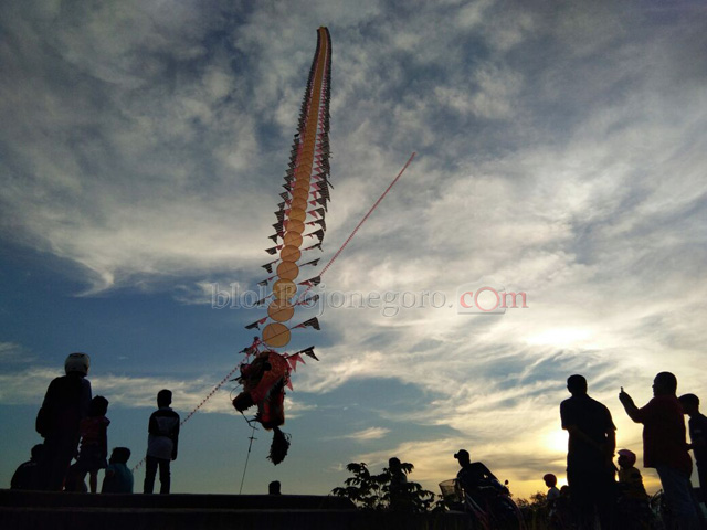 Layang Leyang Leyong Hebohkan Warga Bojonegoro