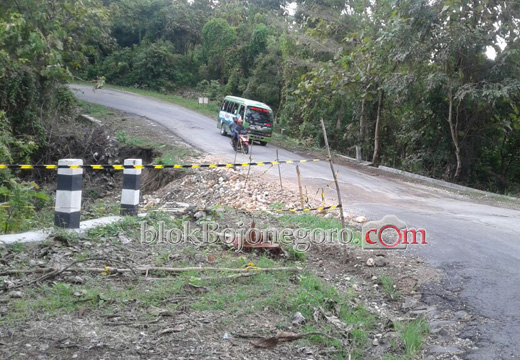 Akan Dilebarkan, Jalan Provinsi di Temayang Ada yang Longsor