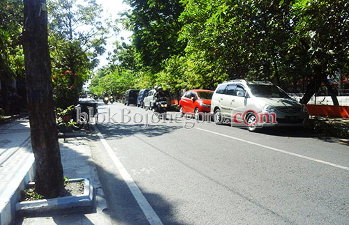 Parkir Disdukcapil Sempit, Kendaraan Meluber ke Jalan