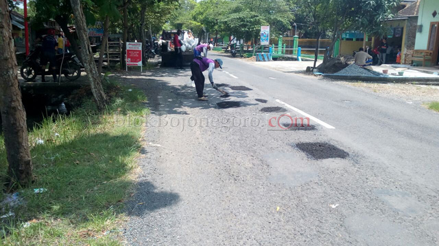 Beberapa Lubang Jalan Munginsidi Ditambal Sulam