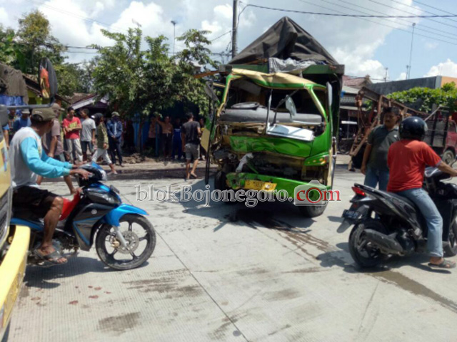 Berniat Mendahului, Sesama Truk Tabrakan di Panjunan