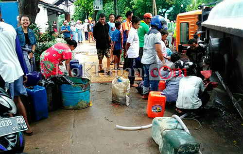 Warga Berebut Ribuan Liter Solar