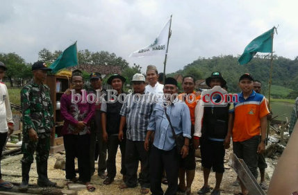 PN Temayang Gotong Royong Bangun Rumah Rusak Soko