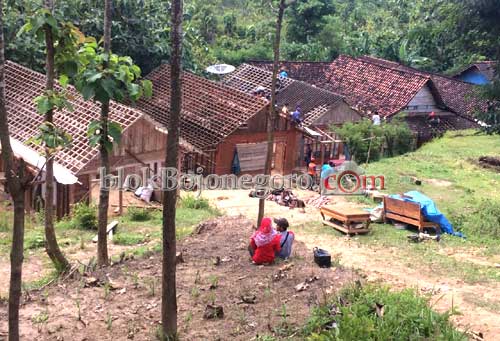 Warga dan Muspika Gotong Royong Benahi Rumah