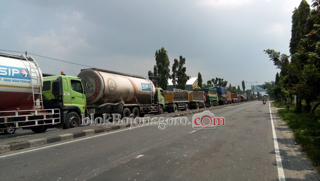 Jalan Babat-Lamongan Macet 5 KM Lebih