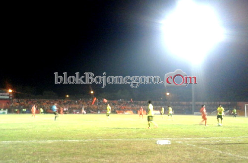 Kiper Perseta Gagalkan Tendangan Penalti Persibo
