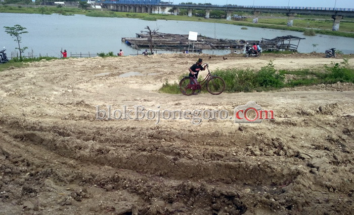 Pedagang di Sekitar Bendung Gerak Beralih Pekerjaan