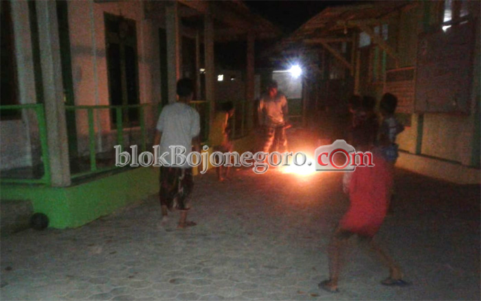 Isi Waktu Santai, Santri di Bubulan Main Sepakbola Api