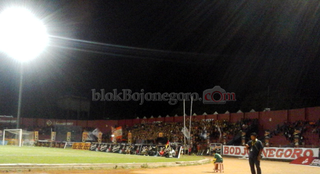 Ribuan Suporter Persibo Terus Menerus Berikan Semangat