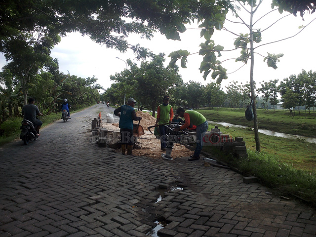 Usai Ditanami Pisang, Jalan Langsung Diperbaiki