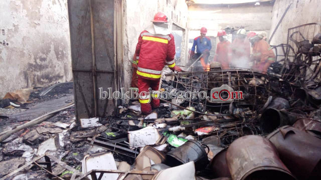 Plaza Cepu Terbakar, Damkar Bojonegoro Terjunkan 11 Personil