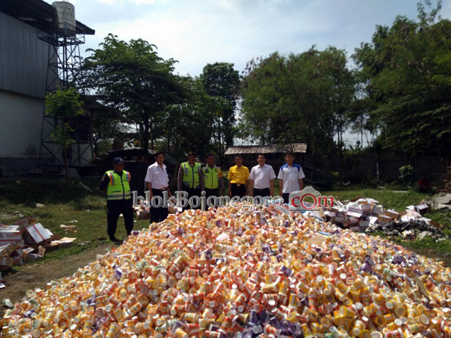 Ribuan Mamin Kadaluarsa Dimusnahkan