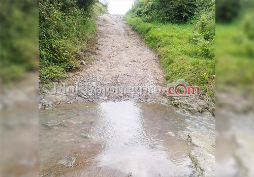 Jalan Rusak Dikeluhkan Warga Dukuh Dibal