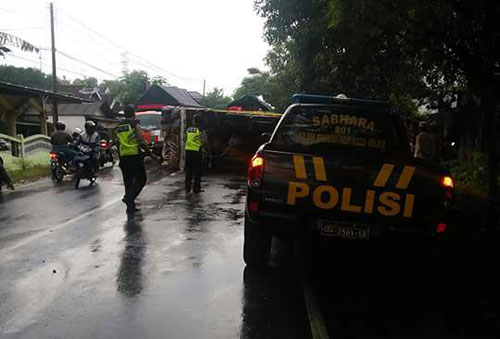 Terperosok, Truk Terguling di Baureno