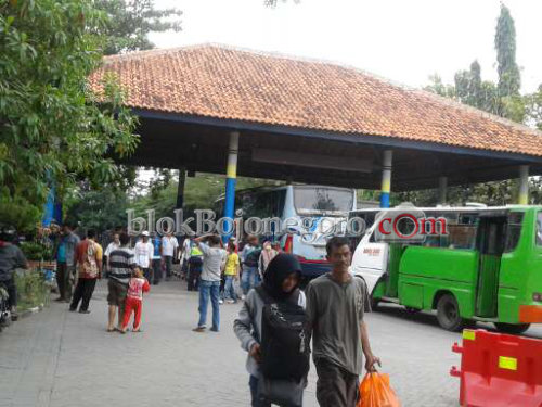 H-1 Lebaran, Pemudik di Terminal Rajakwesi Membludak