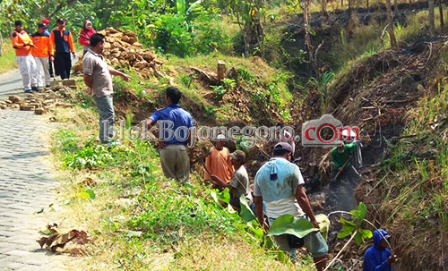Antisipasi Longsor, BPBD Pasang Bronjong di Kedewan