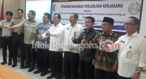 Bupati Tandatangani Kerja Sama Pembangunan Kantor Imigrasi Kelas I