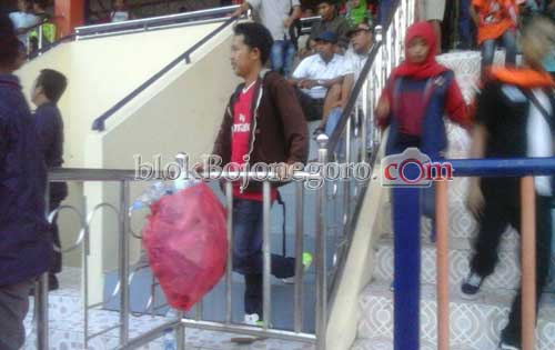 Antisipasi Lemparan, Botol Para Suporter Disita