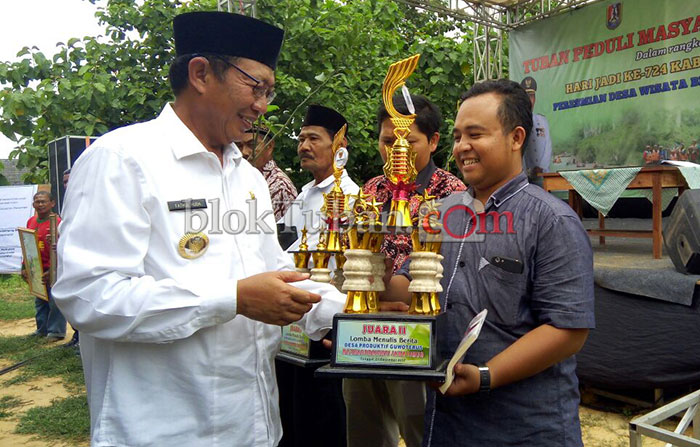 Juara 2, Wartawan blokTuban.com Boyong Piala dan Hadiah
