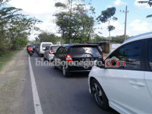 Hari Ketiga Idul Fitri, Jalan Bojonegoro-Cepu Macet