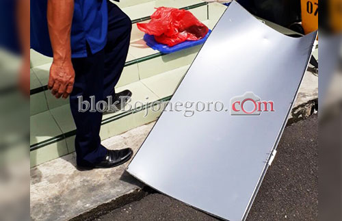 Mobil Damkar Bantu Back Up Perbaikan Gedung