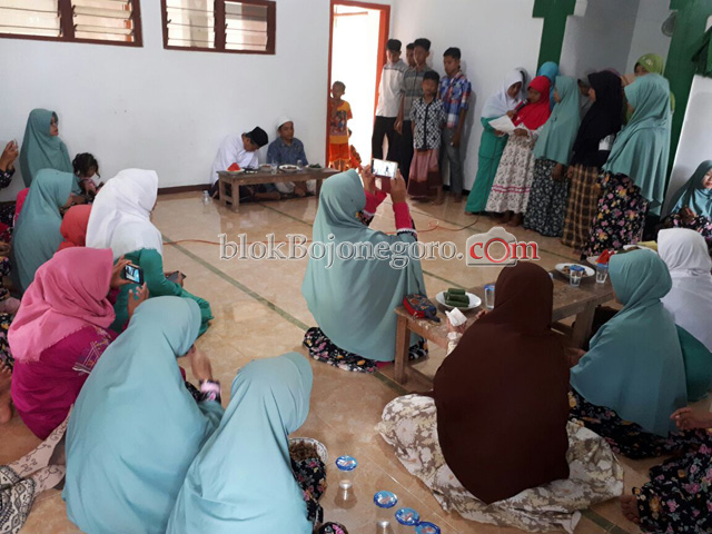 Muslimat-Fatayat NU Sarangan Santuni Puluhan Yatim-Piatu