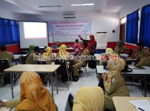 Guru SD di Bojonegoro Dilatih Membuat PTK dengan TIK