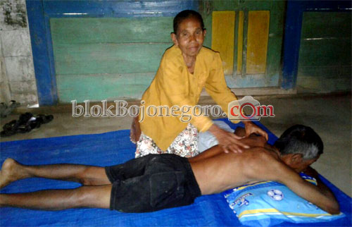 Mbah Parmi, Puluhan Tahun Jadi Tukang Pijat Tradisonal