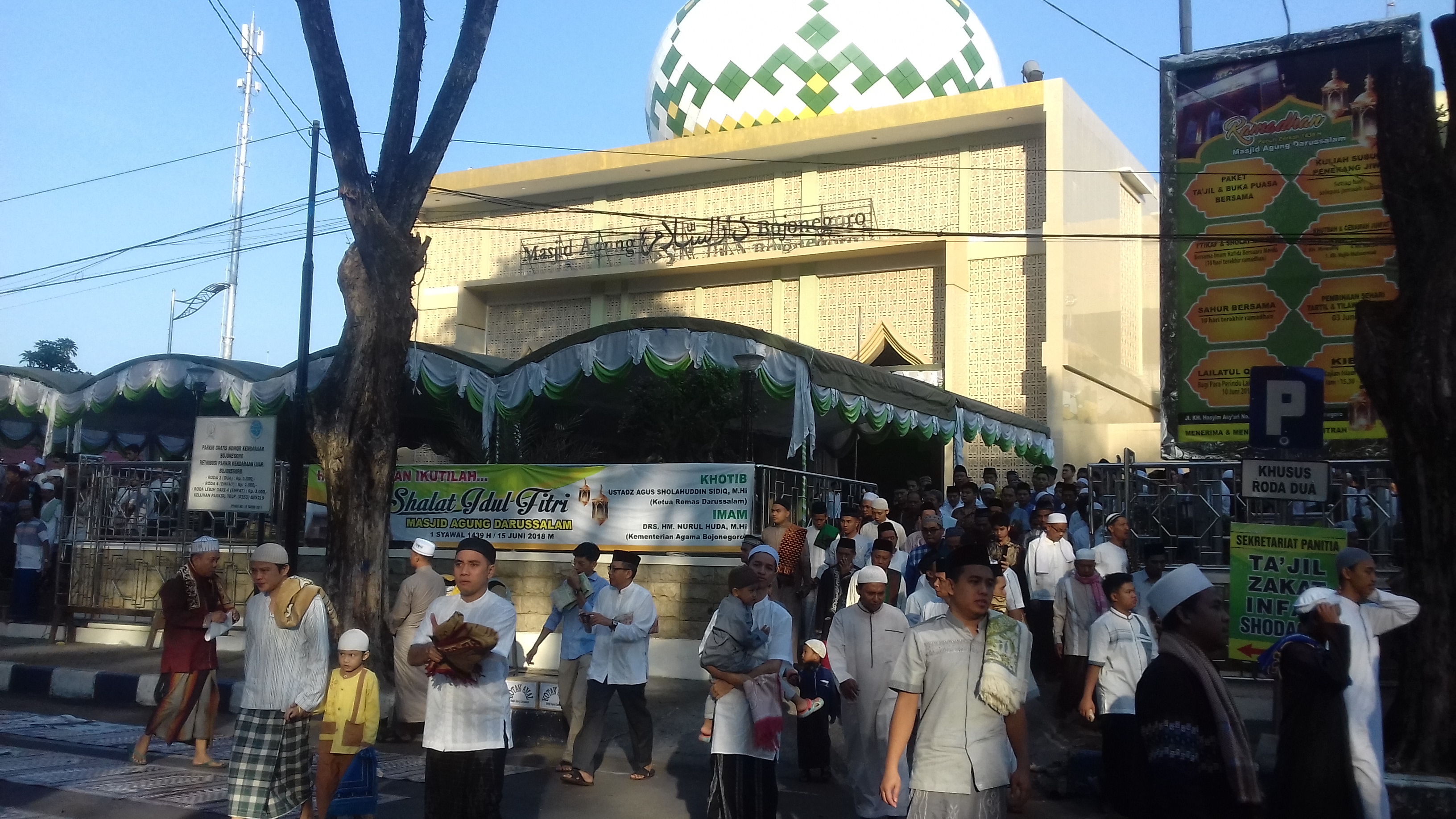 Ribuan Jemaah Salat Idul Fitri di Masjid Agung Darussalam