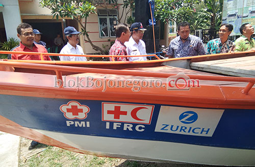 PMI Serahkan Perahu Kepada 3 Desa Program CFR