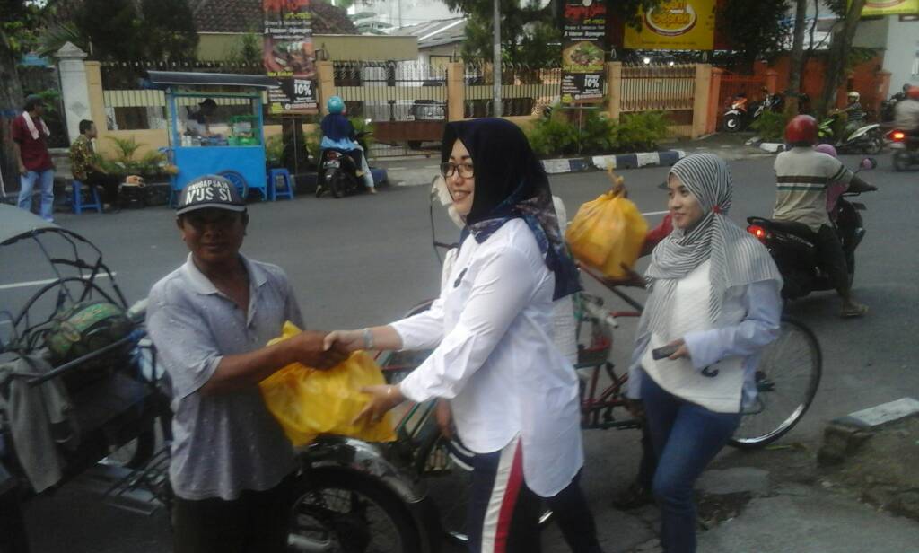 Ibu-Ibu Arisan Turun Jalan Berbagi Sembako