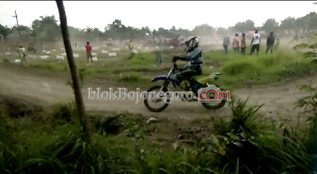 Ratusan Penonton Antusisas Saksikan Motor Cross di Lapangan Pesen
