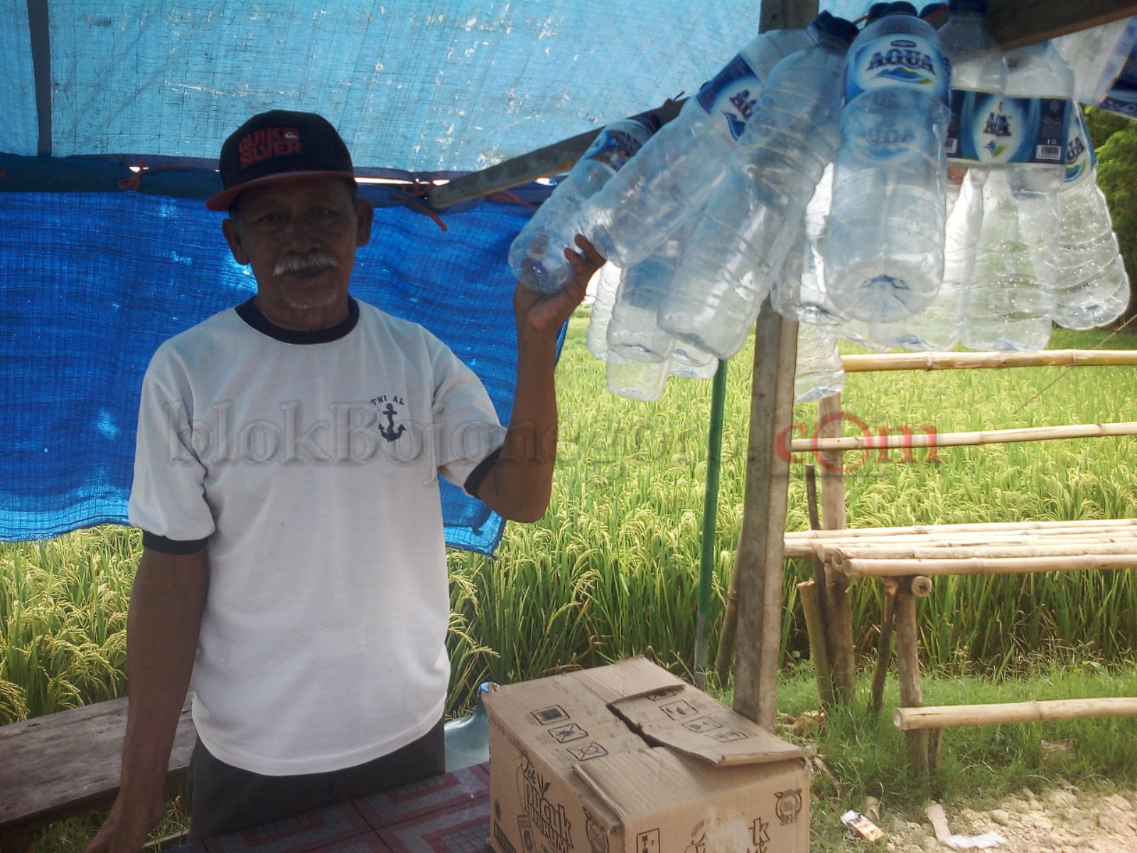 Semakin Ramai, Warga Cari Berkah dengan Jual Botol Kosong