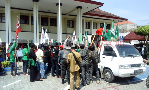 Peserta Aksi Lanjutkan ke Pengadilan Negeri