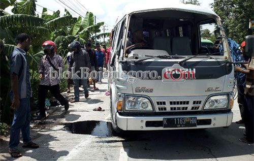 Hendak Hadiri Hajatan, Mobil Elf Terguling