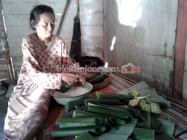 Sambut Malam Nifsu Sya'ban dengan Memasak Lontong dan Ketupat