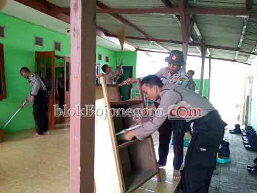 Peringati Isra Mi'raj, Polres Bojonegoro Gelar Kerja Bakti