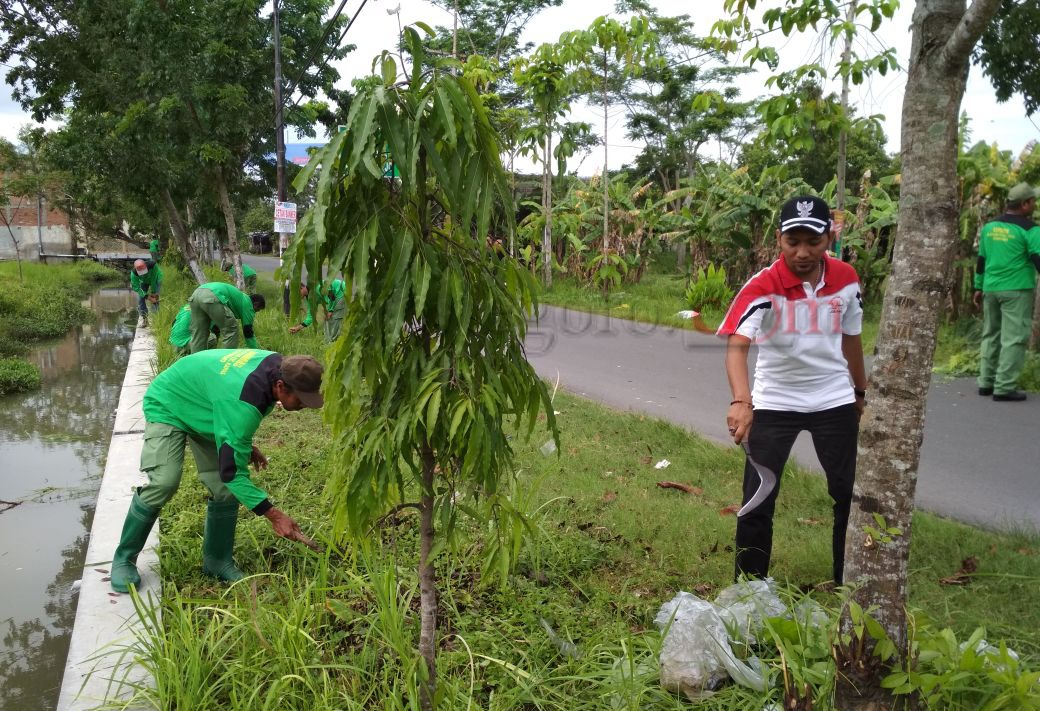 Puluhan Linmas Kalianyar Kerja Bakti