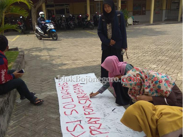 Aksi Solidaritas, Mahasiswa IKIP PGRI Bojonegoro Tanda Tangan Spanduk