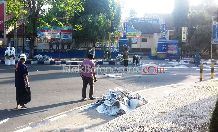 Setelah Salat Ied, Panen Sampah Koran