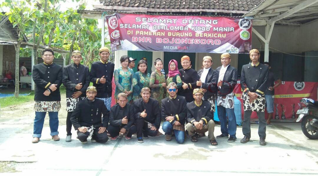 Panitia Lomba Burung Pakai Baju Adat