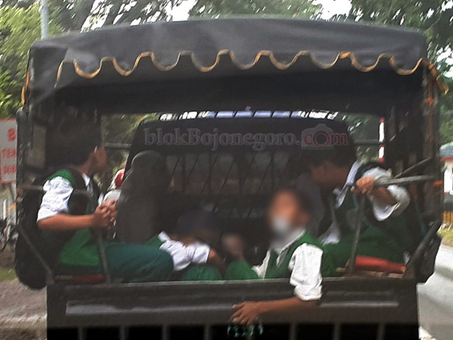 Masya Allah..! Siswa MI Rokoan Sambil Naik Pickup